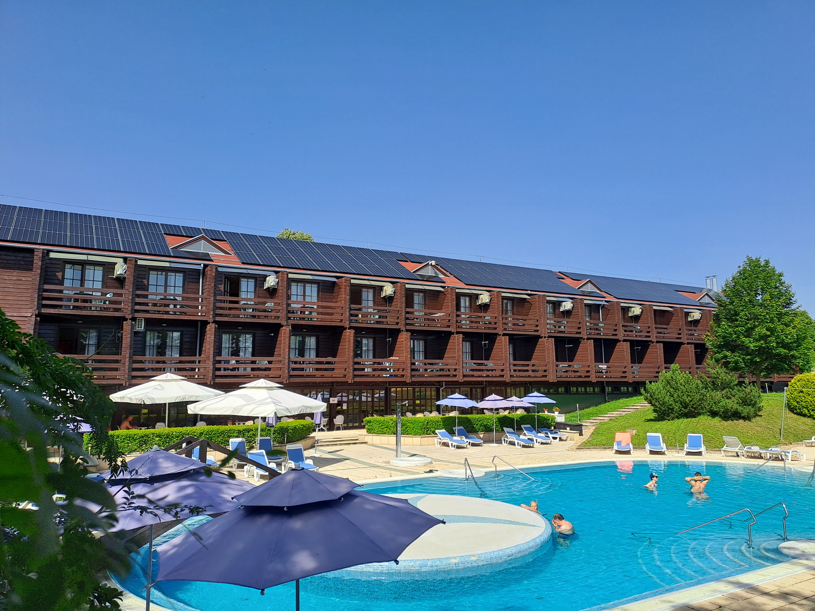 80 kWp napelemrendszer EV-töltőállomásokkal egy budapesti szállodában