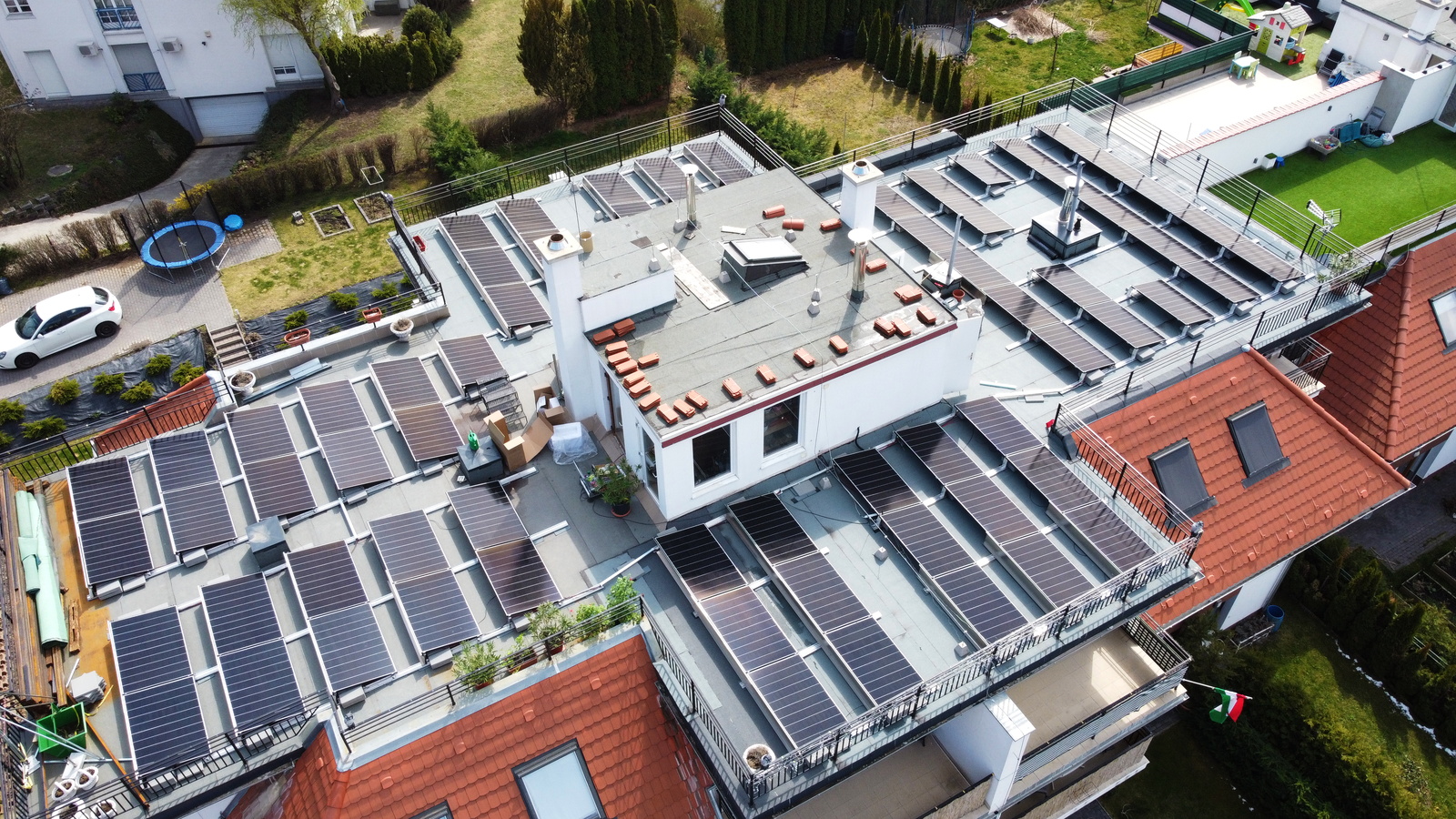 29,5 kWp hibrid napelemrendszer egy budakeszi társasház számára
