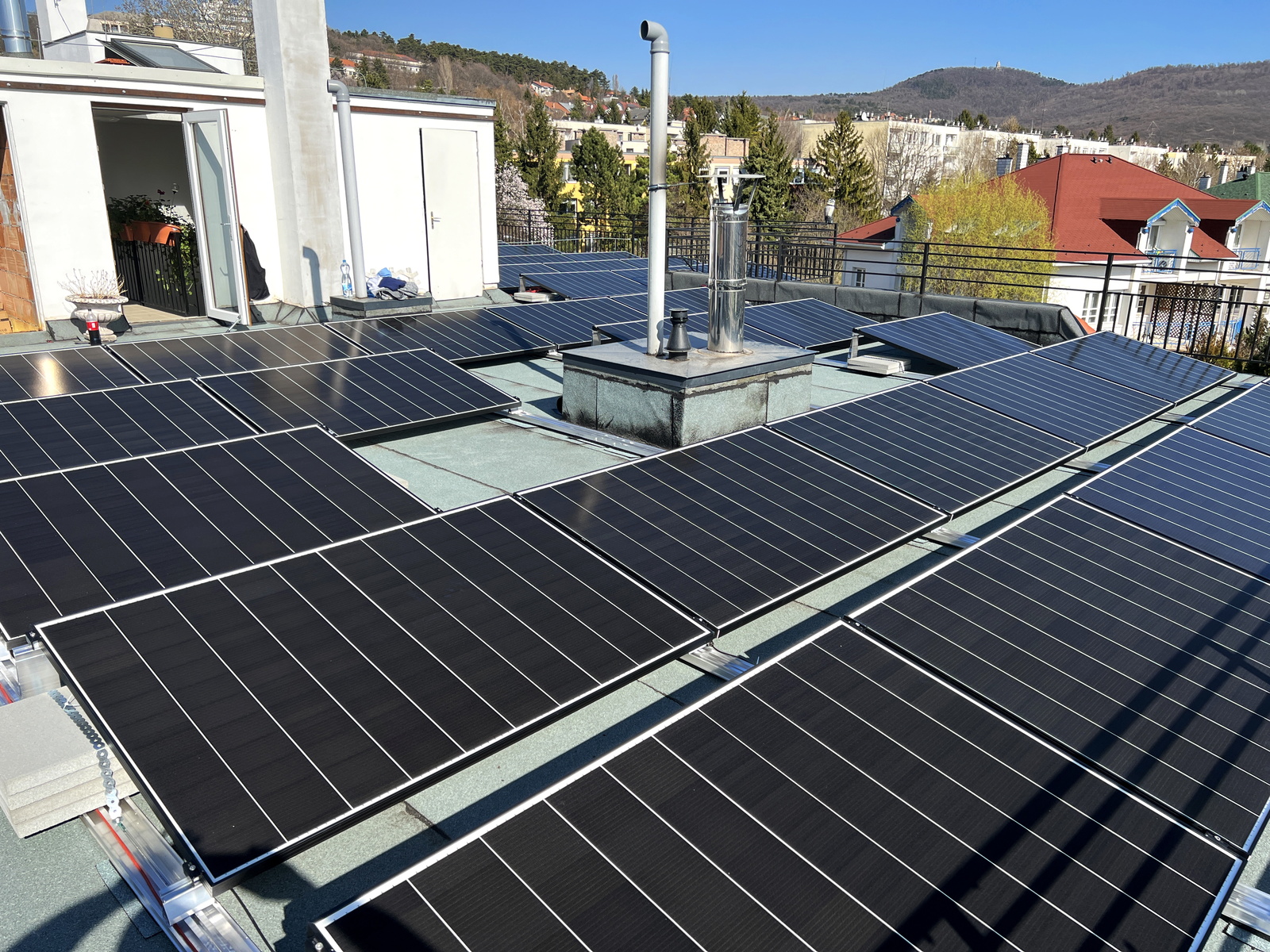 29,5 kWp hibrid napelemrendszer egy budakeszi társasház számára-külső látkép